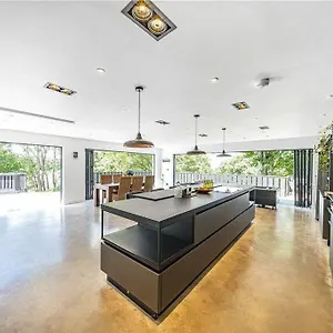 The Ridge - Luxury Designer With Hot Tub And Sauna, Bexley Borough Of Villa