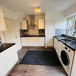 3 Bedroom Modern House In Luton Lu4 0ty - Amazon Prime Holiday home